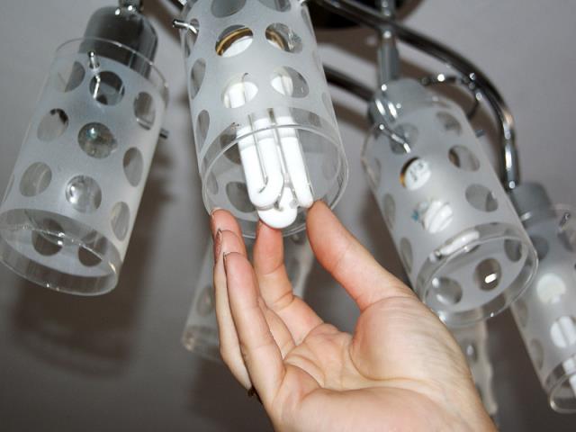 Фото на тему «Чому не можна брати лампочки руками?»