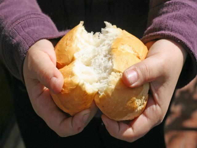 Почему нельзя ломать хлеб руками.