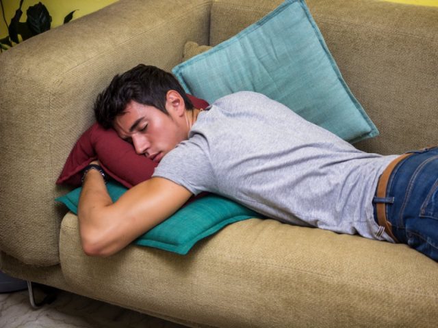 Фото на тему «Почему нельзя спать на диване?»