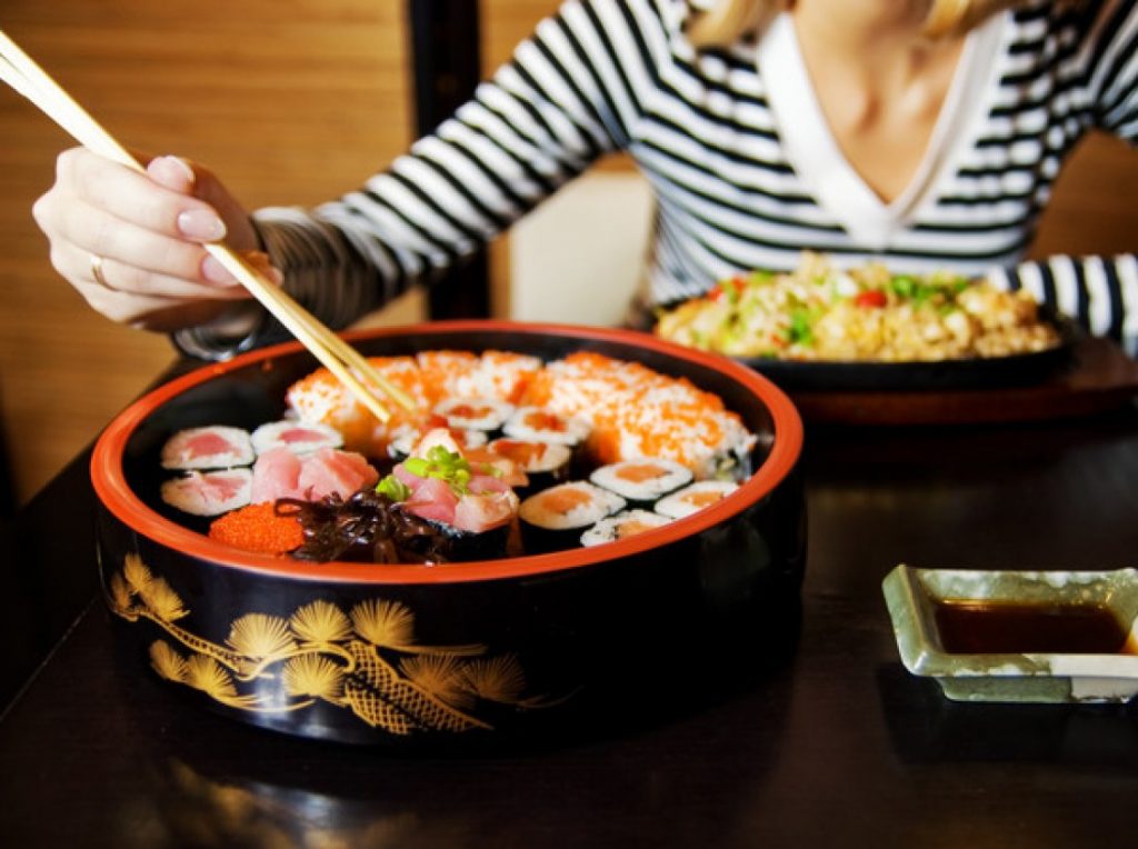 Фото на тему «Почему беременным нельзя есть суши и роллы?»