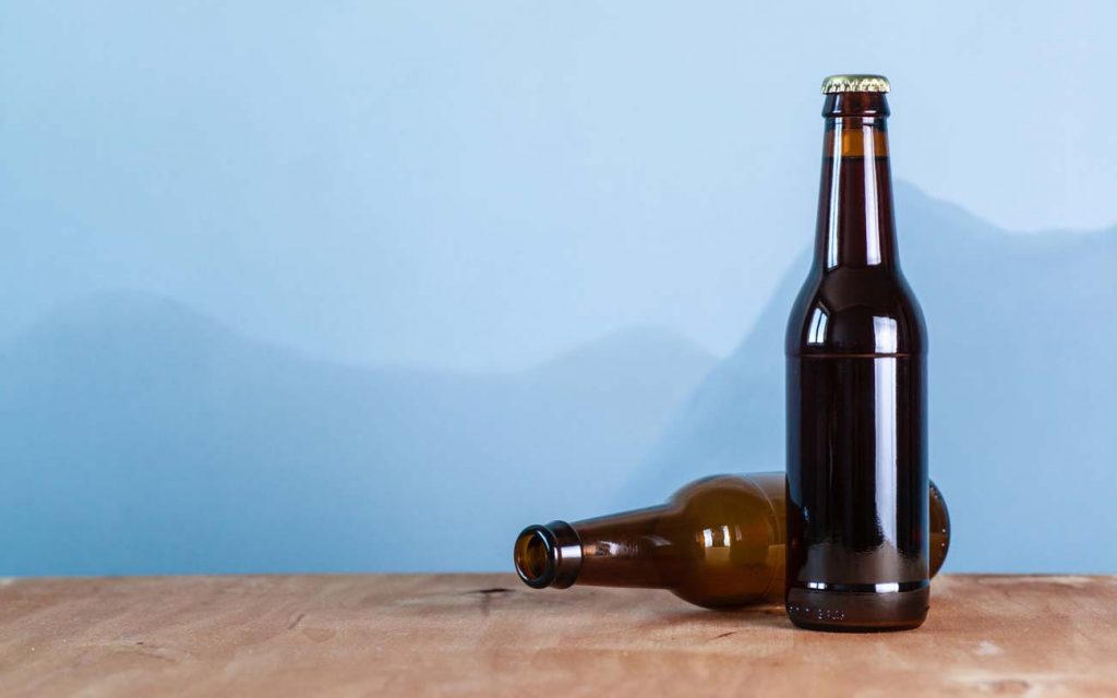 Фото на тему «Почему нельзя ставить пустые бутылки на стол?»