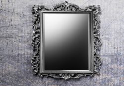 Фото на тему «Почему нельзя ставить зеркала друг напротив друга?»