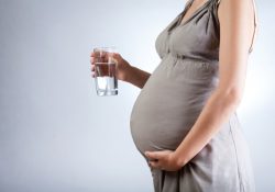 Фото на тему «Чому вагітним не можна багато пити?»