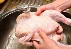 Фото на тему «Почему нельзя мыть курицу перед приготовлением?»