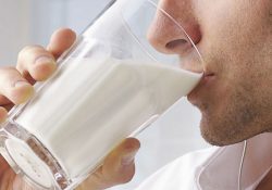 Фото на тему «Чому не можна пити молоко після 30 років?»